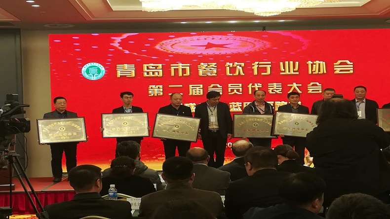 特斯特上臺領獎